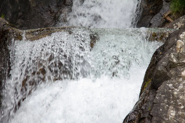 Schöner Wasserfall Auf Naturhintergrund — Stockfoto