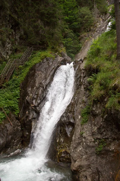 Hermosa Cascada Sobre Fondo Naturaleza —  Fotos de Stock