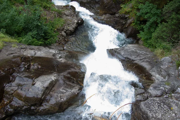 Hermosa Cascada Sobre Fondo Naturaleza —  Fotos de Stock