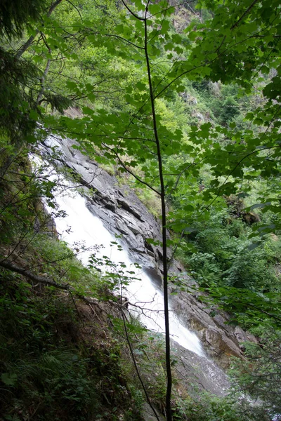 Hermosa Cascada Sobre Fondo Naturaleza — Foto de Stock