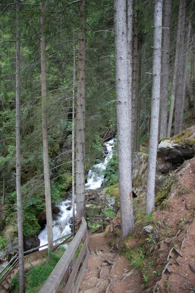 Schöner Wasserfall Auf Naturhintergrund — Stockfoto