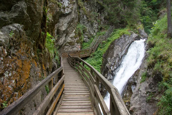 Schöner Wasserfall Auf Naturhintergrund — Stockfoto