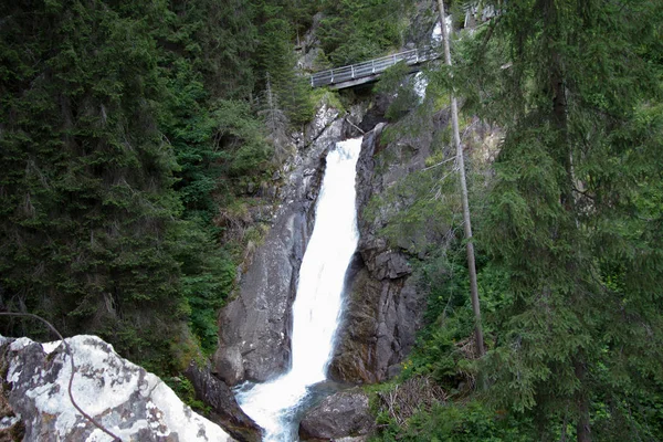 Dřevěný Most Přes Vodopád Lese Styrii Dne — Stock fotografie