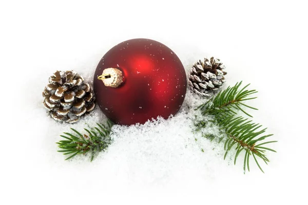 Χριστουγεννιάτικη Μπάλα Στο Χιόνι Χριστουγεννιάτικη Διακόσμηση Κουκουνάρια Και Έλατο — Φωτογραφία Αρχείου