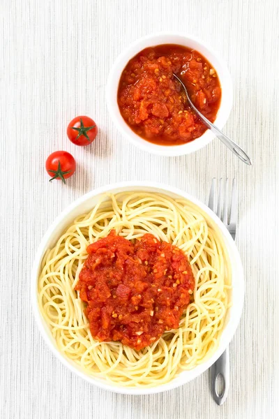 伝統的なイタリアのスパゲッティ アッラ マリナーラ トマトソース スパゲッティ ボウルが自然光で撮影オーバーヘッド — ストック写真