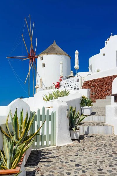 Oia Stad Santoriniön Grekland Berömda Väderkvarnar Klippa Över Calderan Egeiska — Stockfoto