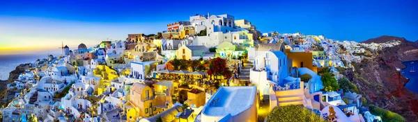圣托里尼岛 希腊日落时的全景 传统和著名的白色房子和教堂与蓝色圆顶在火山口 爱琴海 — 图库照片