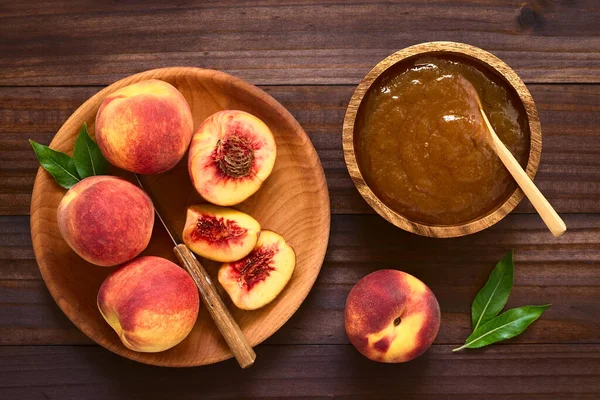 桃のジャムやゼリーと熟した桃フルーツ自然光とダークウッドのオーバーヘッドを撮影側に木製板に木製のボウル — ストック写真