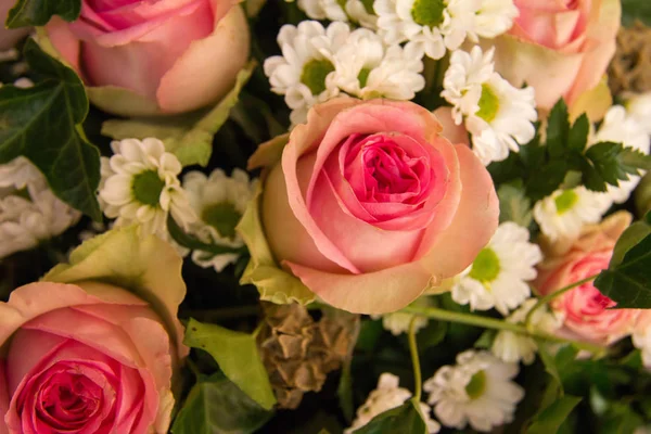 Rosas Rojas Sobre Arreglo Floral — Foto de Stock