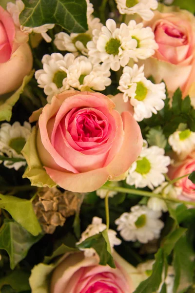 Красноватые Розы Цветочной Композиции — стоковое фото