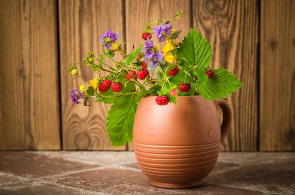 Reife Erdbeeren Und Ein Strauß Waldblumen Tonbecher — Stockfoto