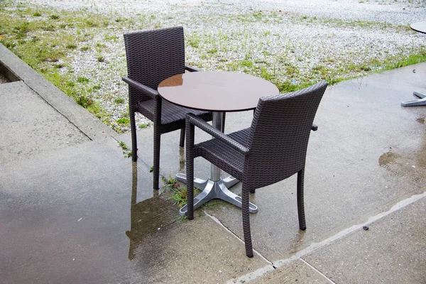 Uma Mesa Duas Poltronas Uma Pousada Livre Após Chuva Verão — Fotografia de Stock