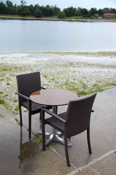 Stolik Dwa Fotele Zajazdu Świeżym Powietrzu Deszczu Lecie Ciągu Dnia — Zdjęcie stockowe