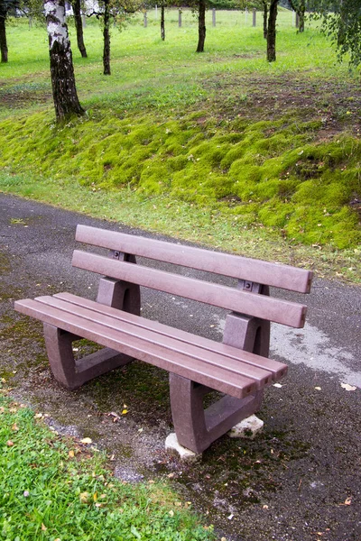 Banco Parque Marrom Vazio Parque Depois Chuva Por Dia Styria — Fotografia de Stock