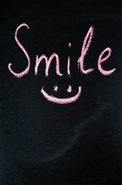 Karanlık Bir Arkaplanda Gülümse Üst Görünüm — Stok fotoğraf