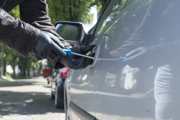 Eine Person Versucht Ein Fahrzeug Mit Einem Schraubenzieher Aufzubrechen — Stockfoto