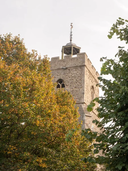 秋天日落时分 在外面的Wivenhoe基督教教堂 — 图库照片