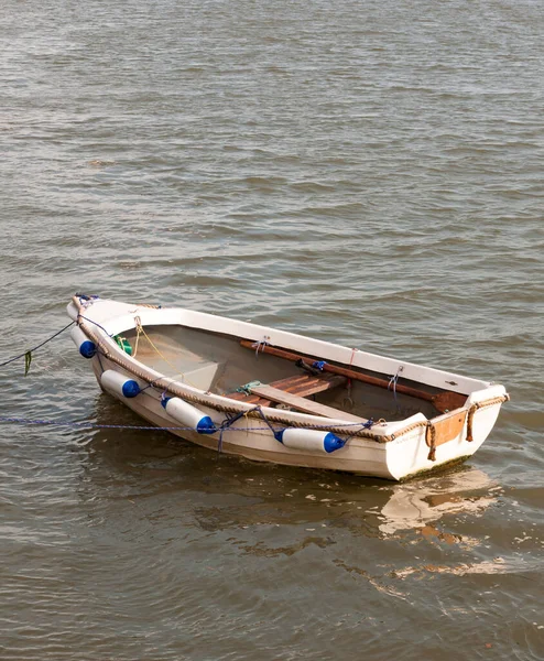 Pequeño Bote Madera Blanco Amarrado Superficie Del Río — Foto de Stock