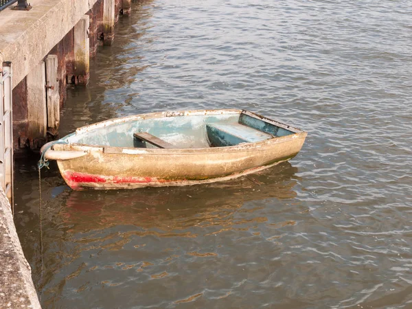 在溪流中停泊的木船 — 图库照片