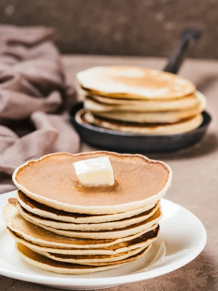 Nahaufnahme Von Hausgemachten Pfannkuchen Stapel Pfannkuchen Mit Butter Auf Braunem — Stockfoto