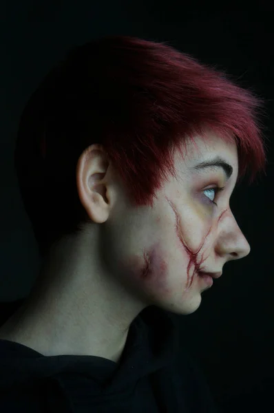 Jovem Cabelos Vermelhos Maquiagem Sfx Cicatrizes Contusões — Fotografia de Stock