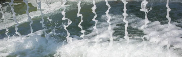 Fontes Jorrando Água Espumante Uma Piscina Parque — Fotografia de Stock