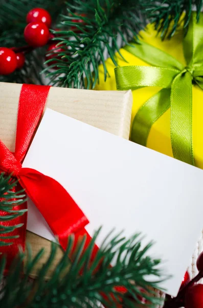 圣诞背景与装饰和礼品盒针织板毯 圣诞礼物与空白明信片 图库图片