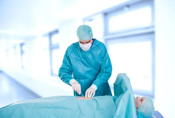 Giovane Chirurgo Con Paziente Fronte Clinica Background — Foto Stock