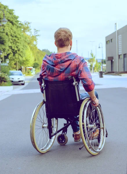 Jovem Deficiente Cadeira Rodas Estrada — Fotografia de Stock