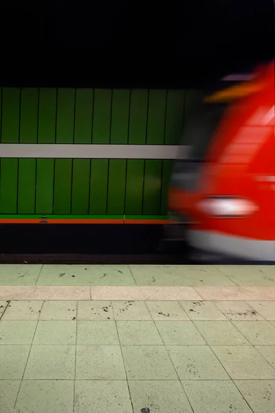 Träna Rött Rörelse Med Rörelse Oskärpa Vid Ett Stopp Porträttläge — Stockfoto