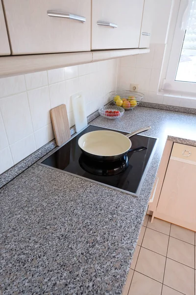 Fitted Kitchen Ceramic Hob Frying Pan Portrait Format — Stock Photo, Image