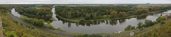 切赫共和国的梅尔尼克的伏尔泰瓦和易北河汇合处 — 图库照片