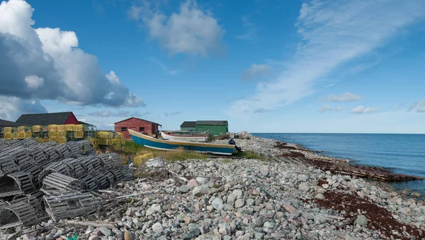 Små Fiskebåtar Sitter Träuppskjutningsramper Mitt Staplade Hummerfällor Newfoundlands Klippiga Västkust — Stockfoto