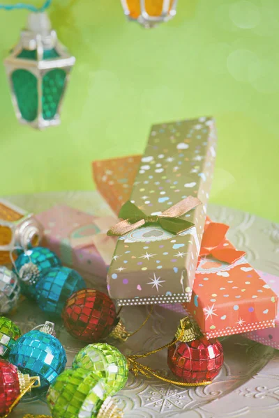 Χριστουγεννιάτικα Παιχνίδια Φώτα Και Δώρα Στο Πράσινο Φόντο Ρετρό Τονισμένο — Φωτογραφία Αρχείου