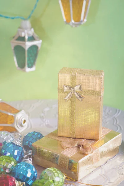 Χρυσά Δώρα Και Χριστουγεννιάτικα Παιχνίδια Στο Πράσινο Φόντο Ρετρό Τονισμένο — Φωτογραφία Αρχείου