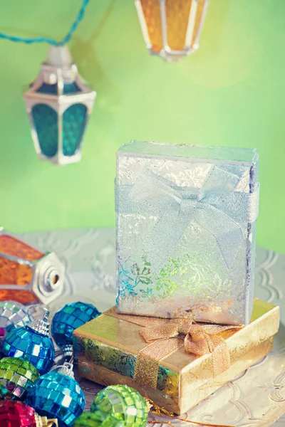Ouro Prata Presentes Brinquedos Natal Fundo Verde Retro Tonificada — Fotografia de Stock