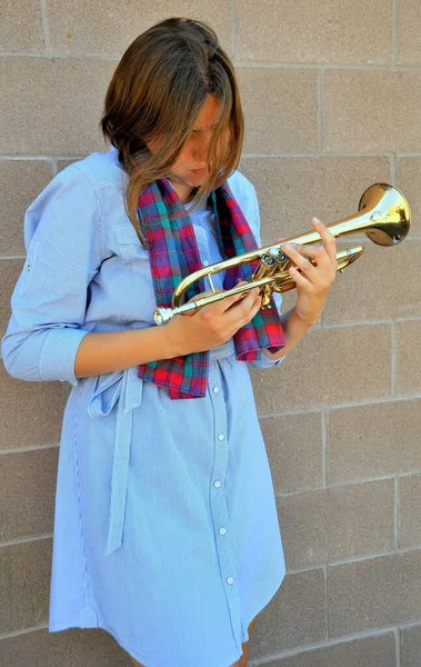 Trompete Jazz Feminino Com Seu Chifre Fora — Fotografia de Stock