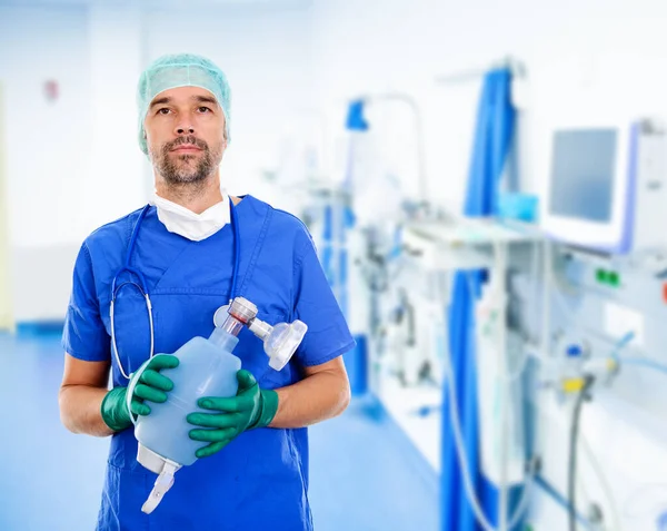 Anestesista Joven Con Bolsa Reanimación Delante Clínica Fondo — Foto de Stock