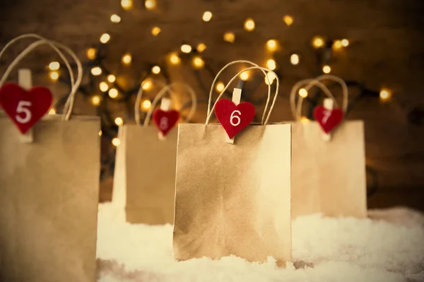 Karácsonyi Bevásárlótáskák Havon Instagram Szűrővel Fényes Ragyogó Romantikus Fények Háttérben — Stock Fotó