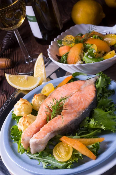 Saumon Avec Purée Pommes Terre Frites Beurre Salade — Photo