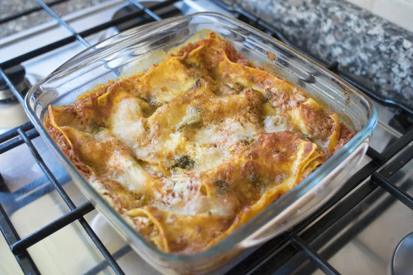 Vegetarische Lasagne Mit Pesto Sauce Auf Gasherd — Stockfoto