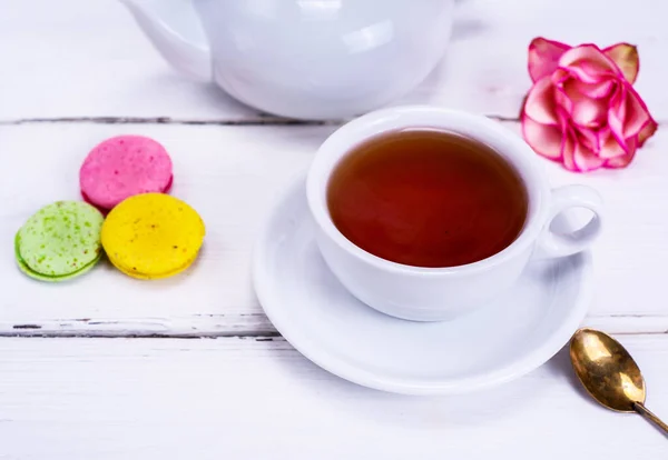 Negro Una Taza Redonda Blanca Con Platillo Sobre Fondo Madera — Foto de Stock