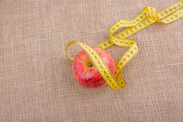 Zdravotní Dietní Koncept Jablkem Měřicí Páskou — Stock fotografie