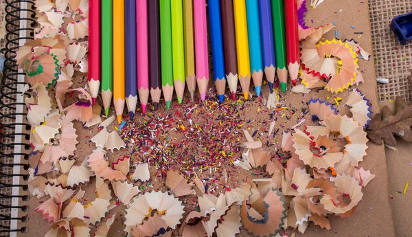 Lápices Color Sobre Cuaderno Con Virutas Lápiz — Foto de Stock