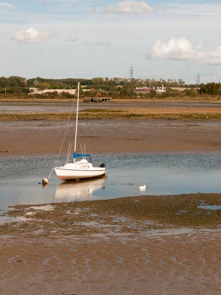 Enda Vit Båt Med Mast Parkerad Flodmynningen Flod Utanför Landskapet — Stockfoto