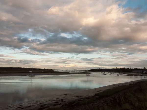 Båt Förtöjd Flod Flod Dramatisk Himmel Höst Solnedgång Land — Stockfoto