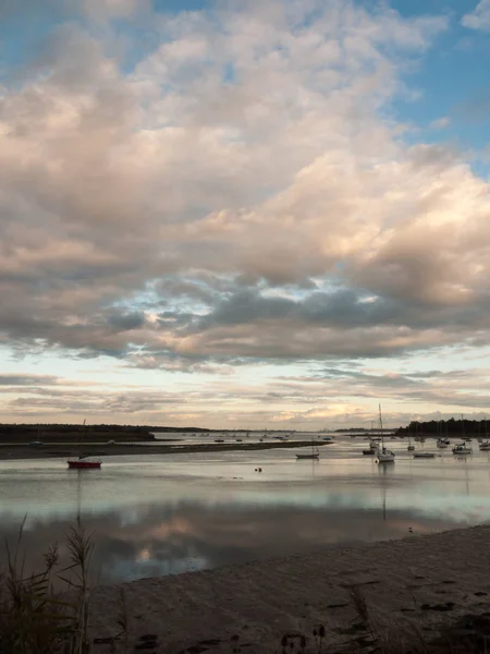 Barco Amarrado Arroyo Estuario Río Cielo Dramático Otoño Atardecer País — Foto de Stock