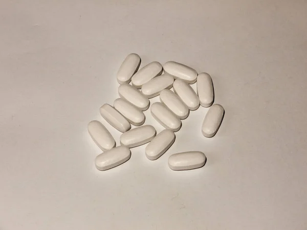 Viele Weiße Generische Tabletten Auf Weißem Hintergrund — Stockfoto