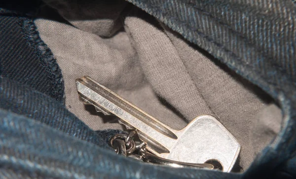 牛仔裤口袋里的钥匙密闭细节 — 图库照片