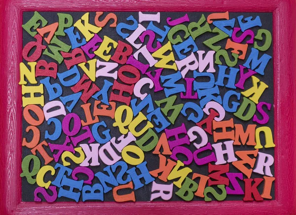 Letras Madeira Multicoloridas Alfabeto Inglês Quadro Vermelho — Fotografia de Stock